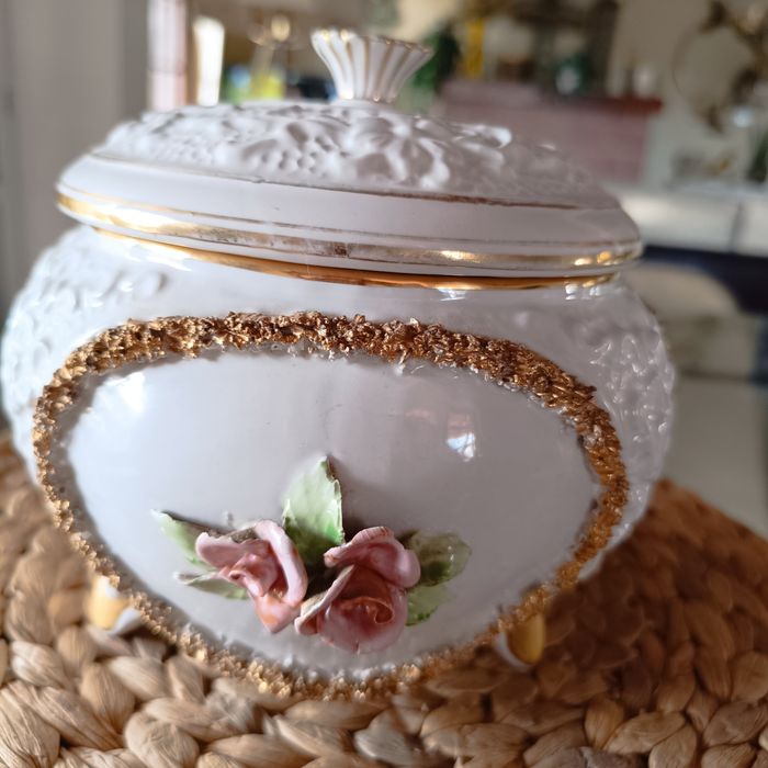 Terrina antiga louça de Alcobaça com flores em relevo