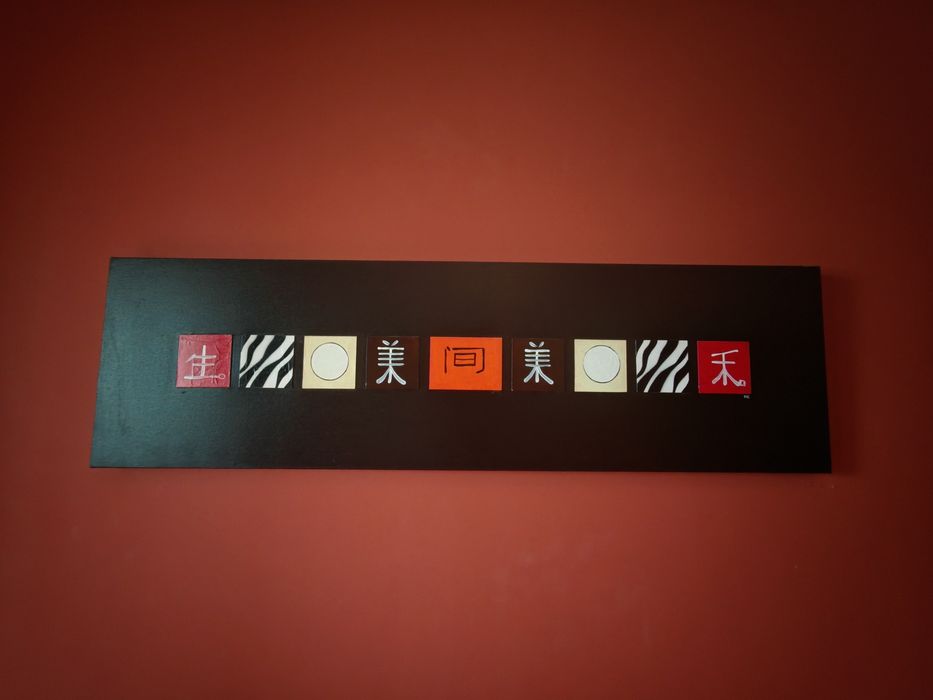 Quadro castanho escuro com caracteres decorativos chineses