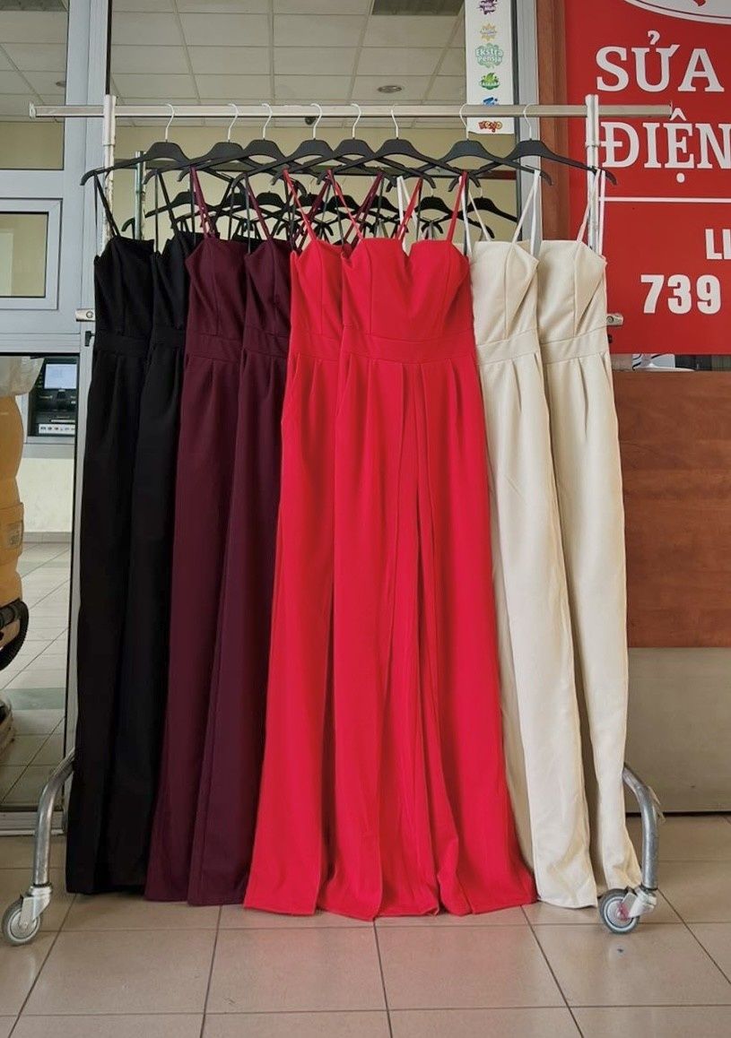 Kombinezon elegancki z rozcieciami