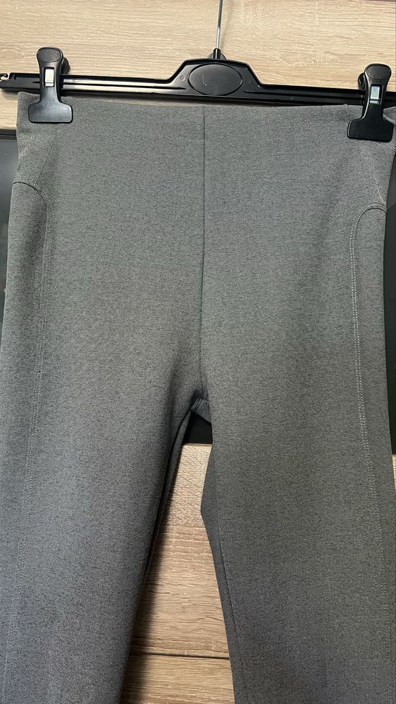 Gładkie obcisłe szare legginsy River Island stan bardzo dobry!