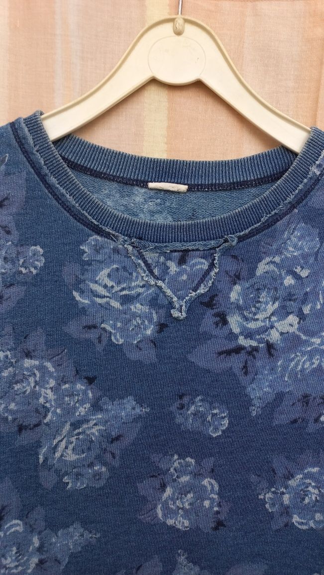 Camisola azul com estampados em flores brancas