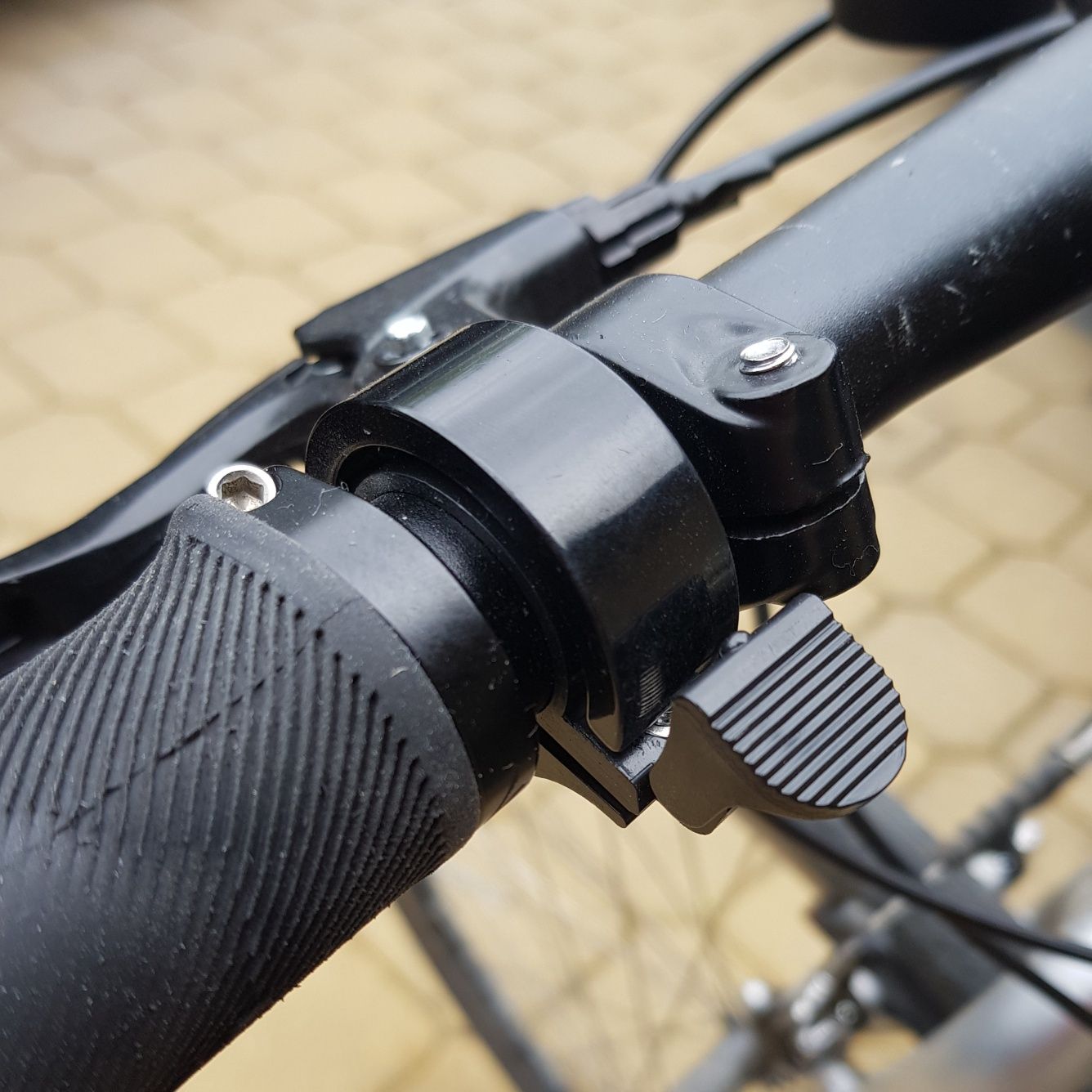 Dzwonek rowerowy na kierownicę