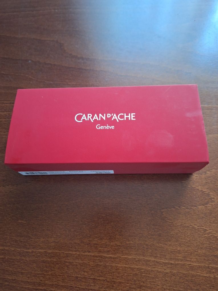 Długopis Caran d'Ache Ecridor Chevron Palladium kolor czarny