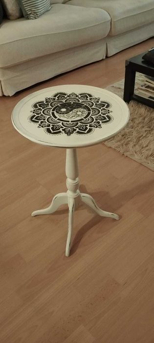 Mesa de apoio restaurada