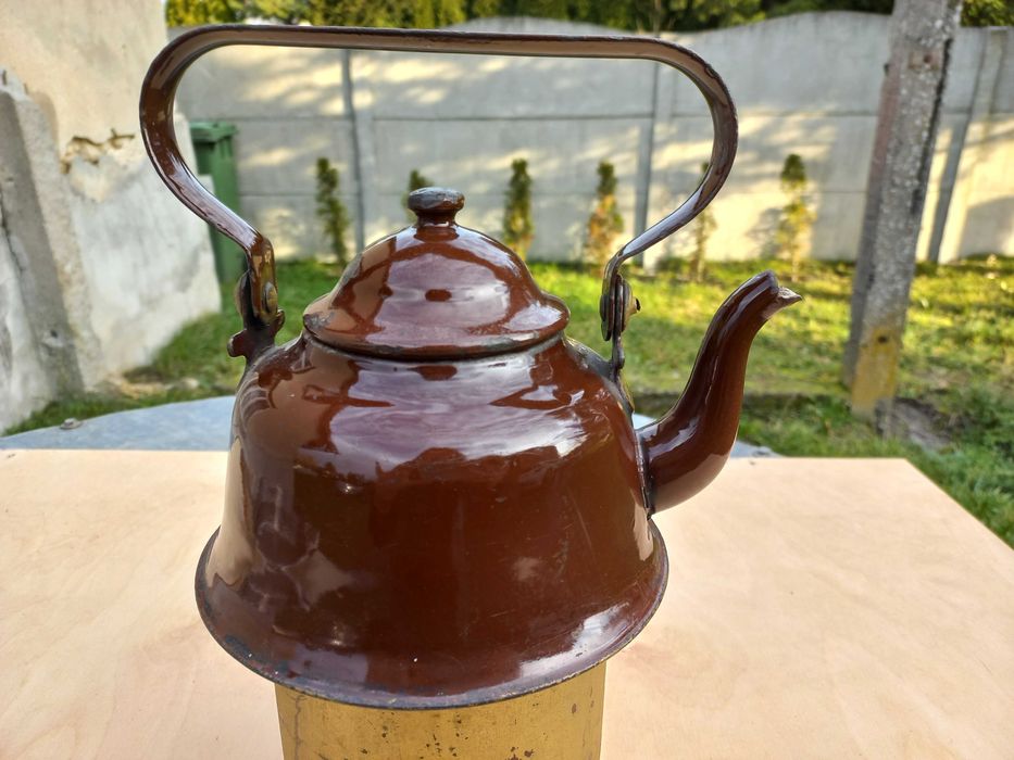 Stary, emaliowany czajnik wpuszczany w fajerkę