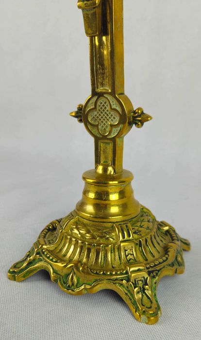 Piękny stary stylowy krzyż mosiężny stojący z Francji