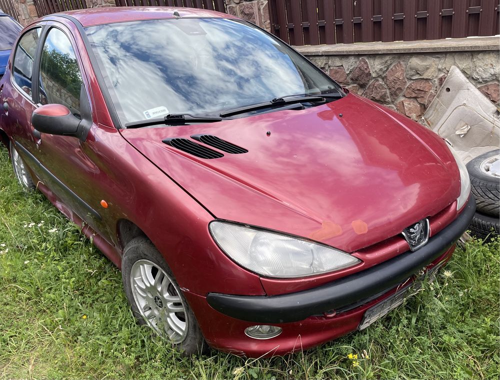 Peugeot 206 1.6 бензин (1998-2008) 5d є практично все