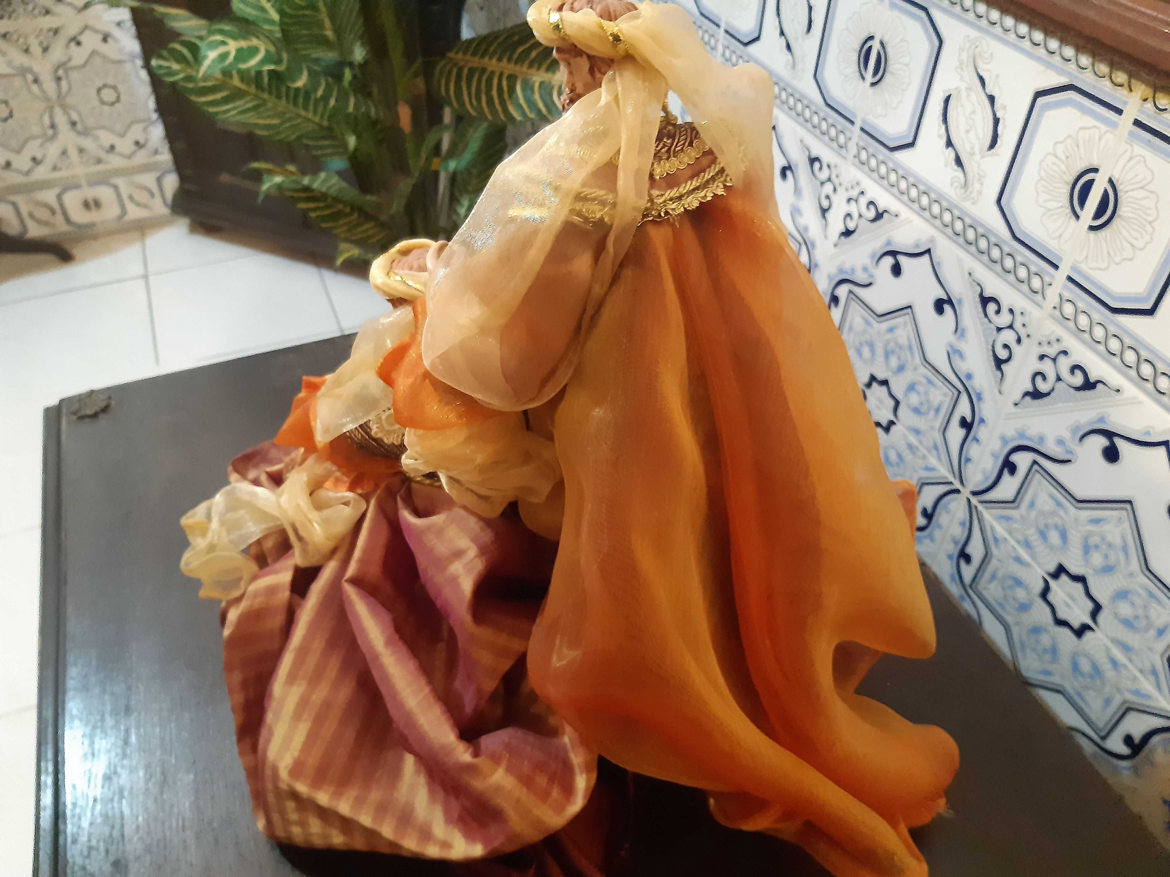 Presépio em porcelana, tecido/seda, altura 39cm, em estado NOVO