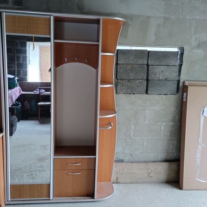 Прихожа в гарному стані.