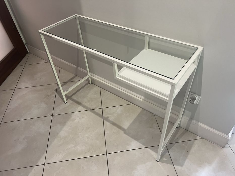 Małe biurko białe ze szklanym blatem