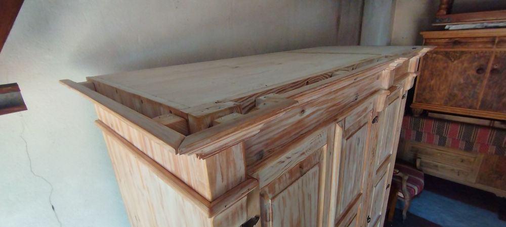 Piękna drewniana szafa.