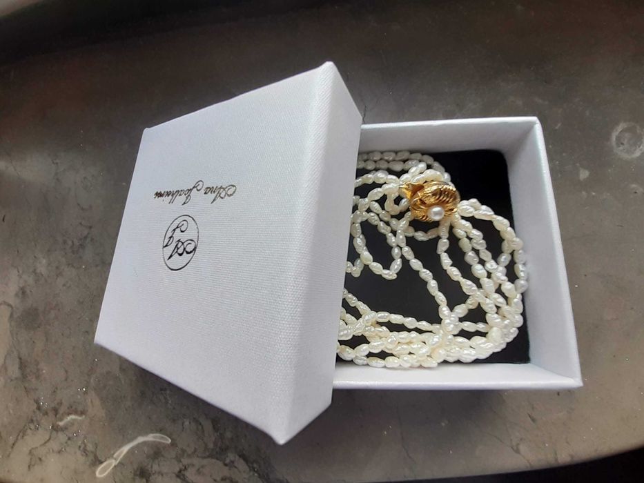 Pulseira com 6 filas pérolas, e fecho em flor em prata, nunca usada