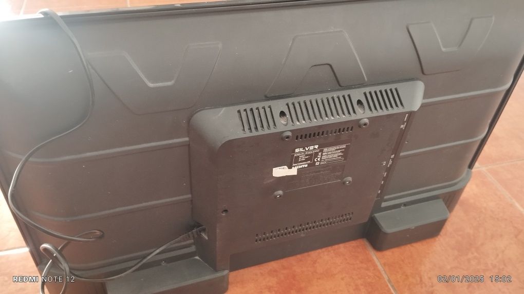 Vendo TV silver 32 para peças ou para quem saiba reparar o ecrã da TV.