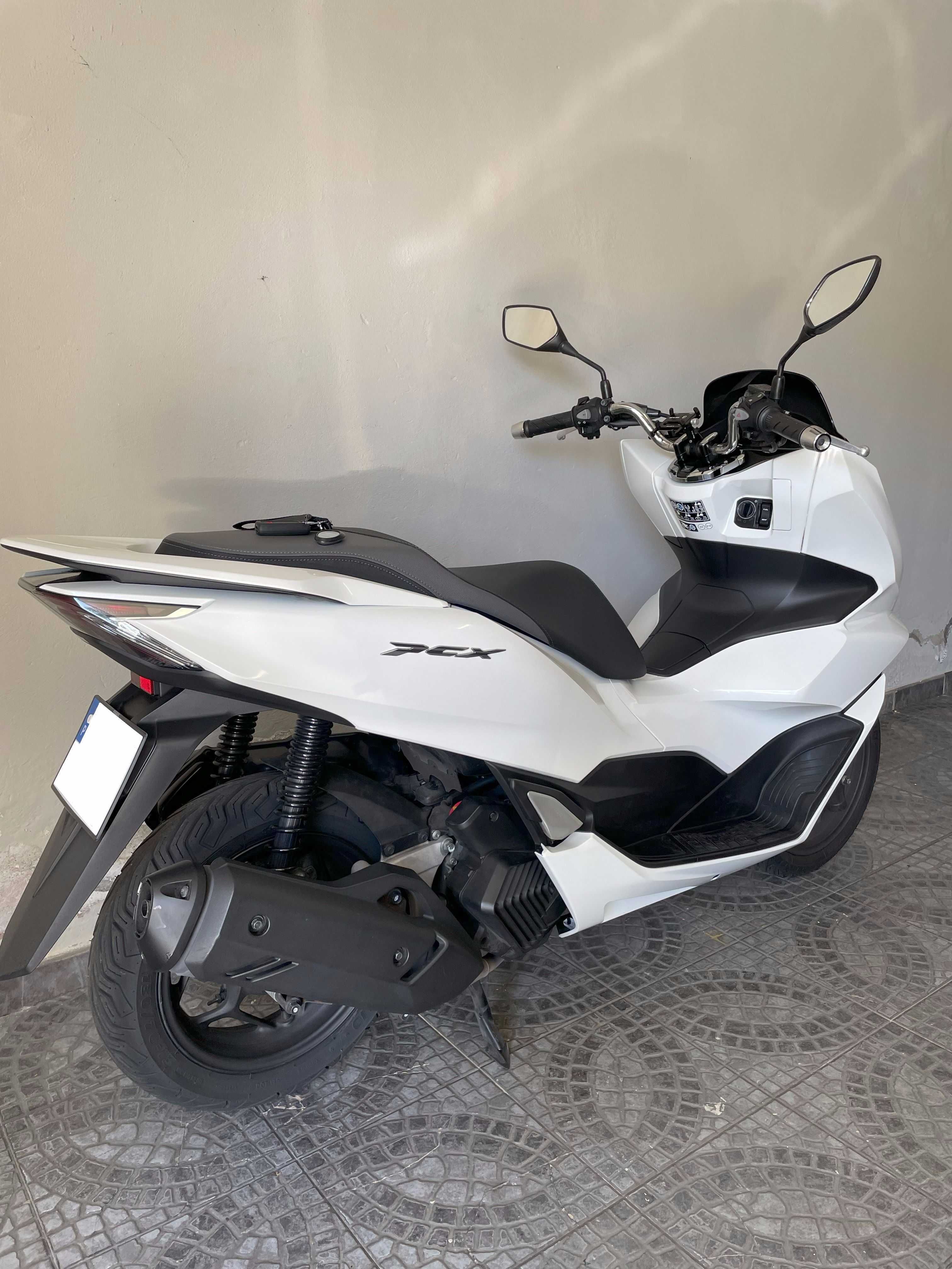 Honda PCX 2022 como nova