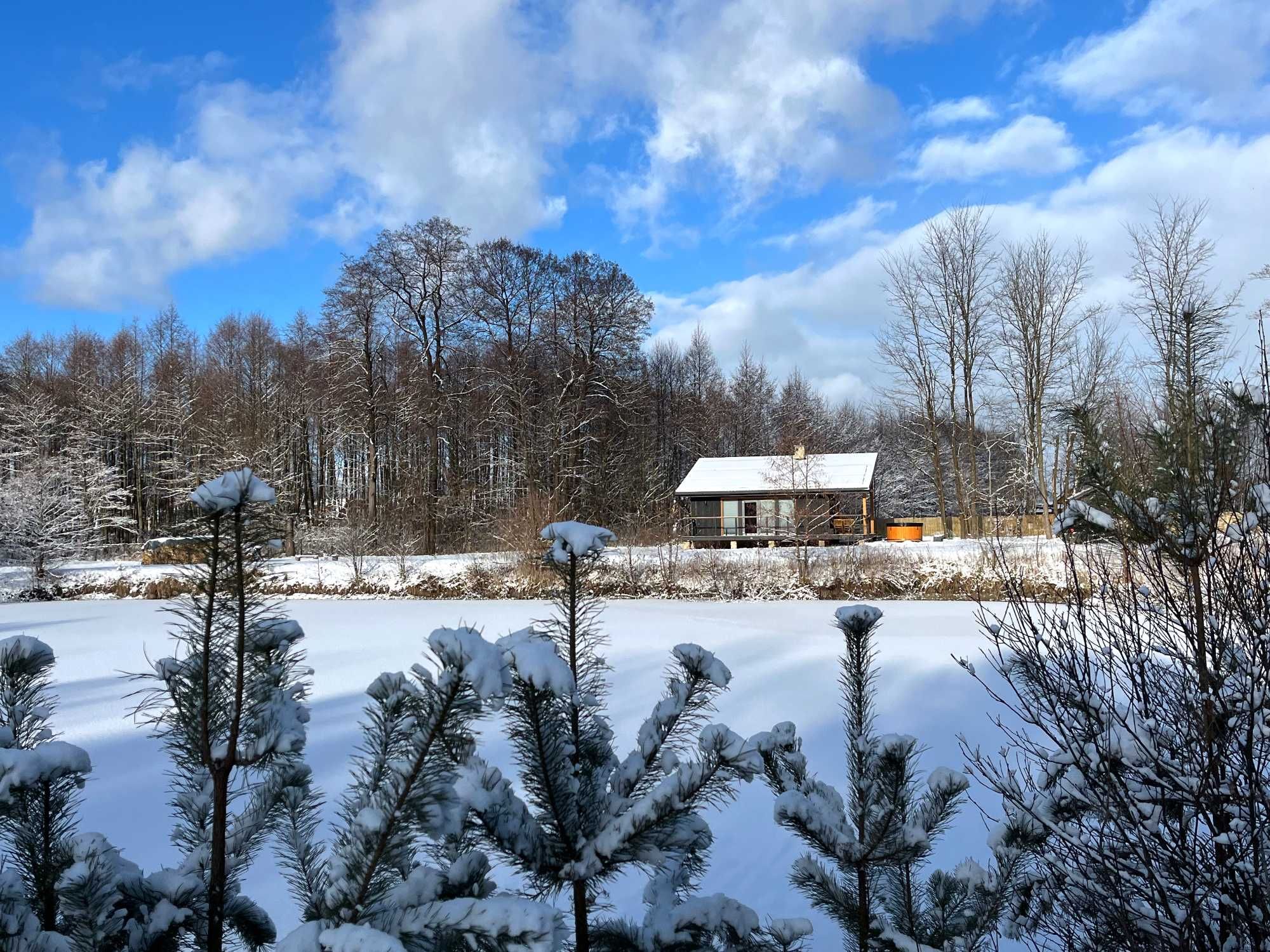 2 os Domek nad Stawem z balią jacuzzi jeden na terenie na odludziu las