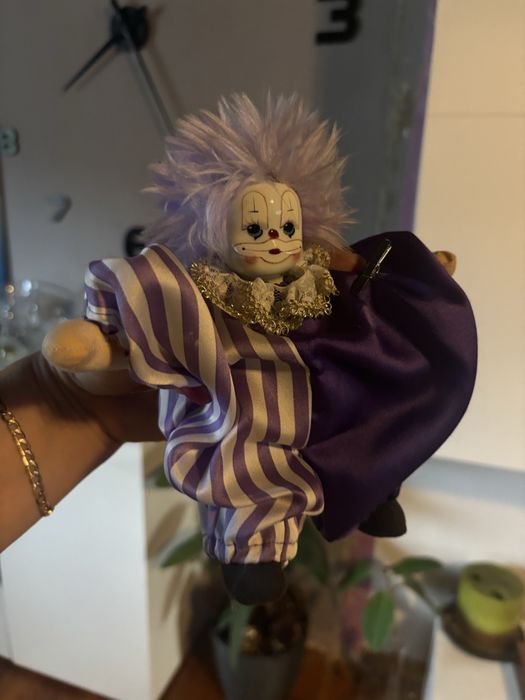 Porcelanowa lalka klaun