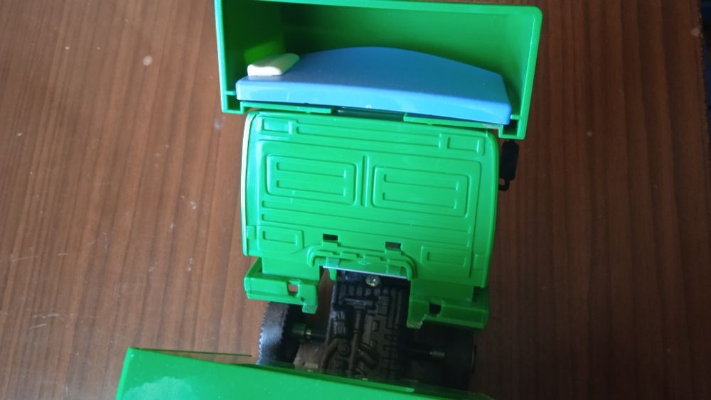 Дома на колесах и автомобили марки Мерседес.