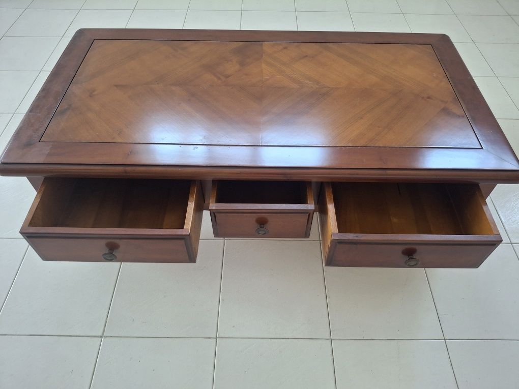 Mesa de centro de estilo clássico em cerejeira