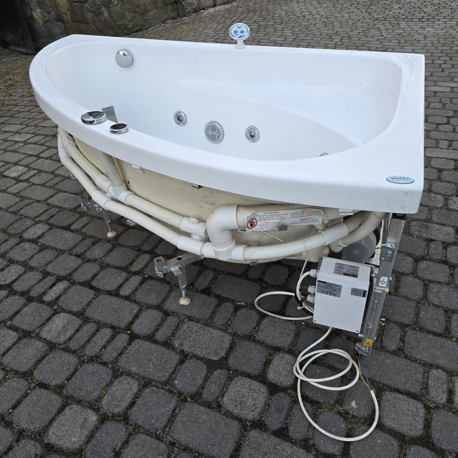 Wanna narożna z hydromasażem 145x90