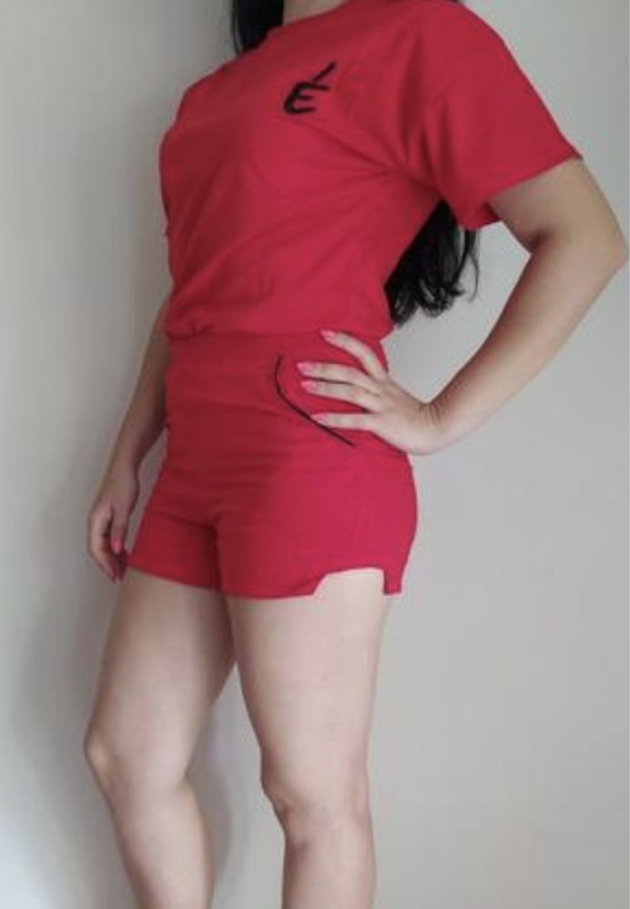 Червоний спортивний костюм шортами і футболкою
