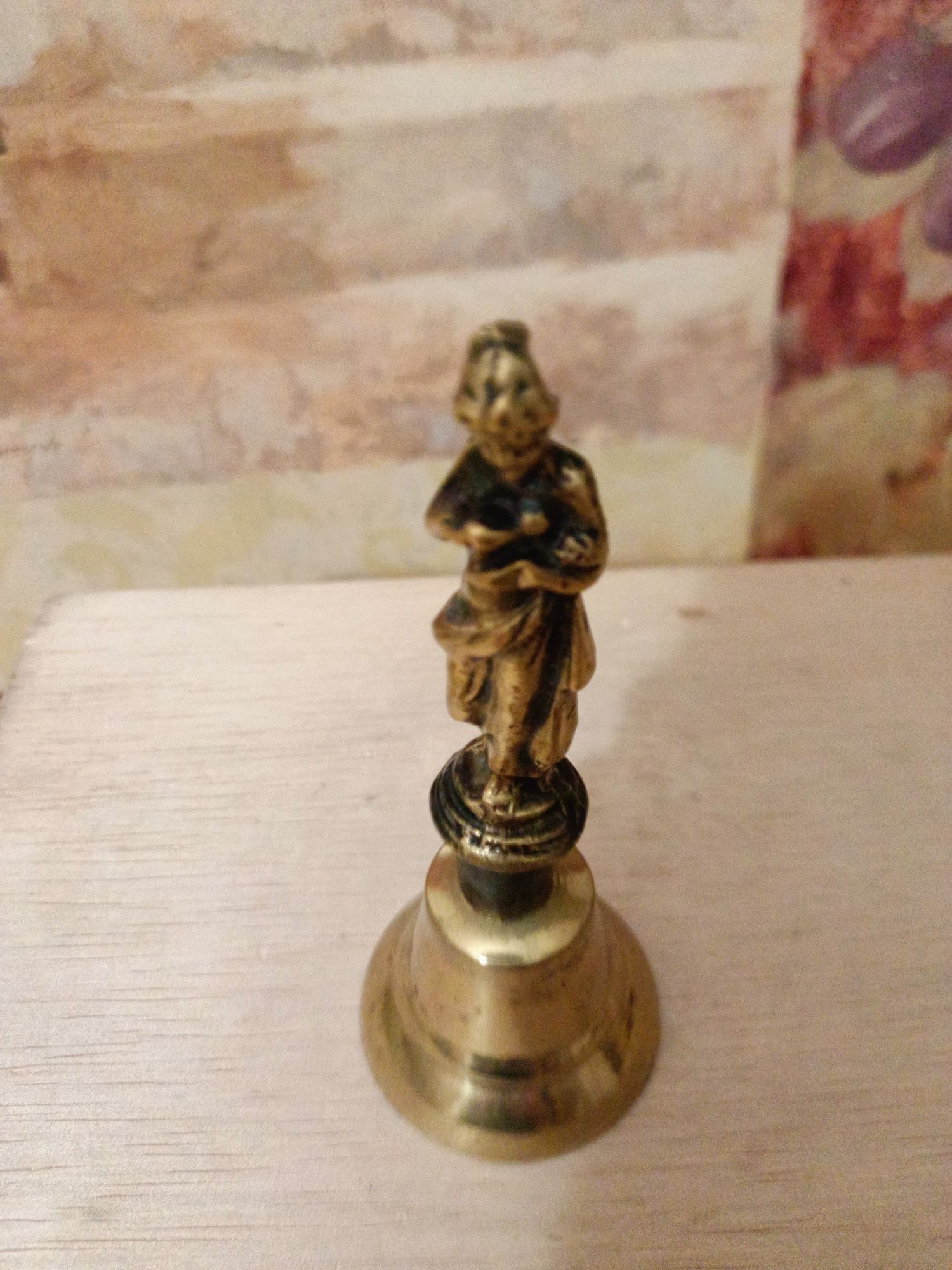 Dawny dzwonek mosiężny figuralny, kobieta z dziecinką.