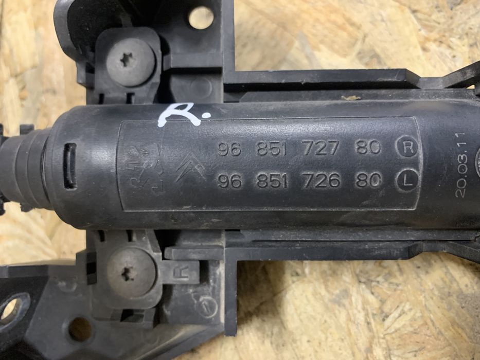 Форсунка омивач фари Пежо 3008 5008 омивач скла