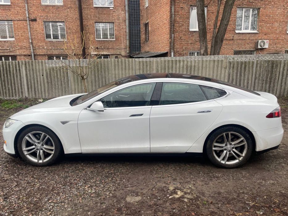 Tesla Model S 2013 год выпуска 60KB пневмо срочно!