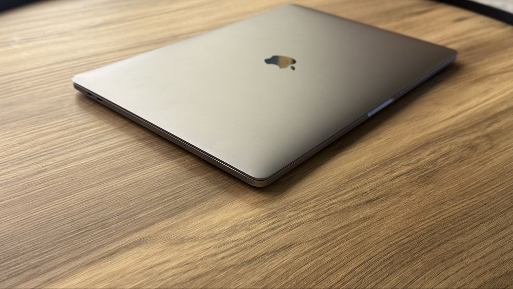 Apple MacBook Pro 15" 2017 i7 2.7GHz 16GB RAM 256GB SSD Gray