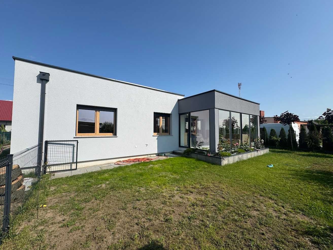 dom parterowy salon,kuchnia + dwie sypialnie,garaż, antesola