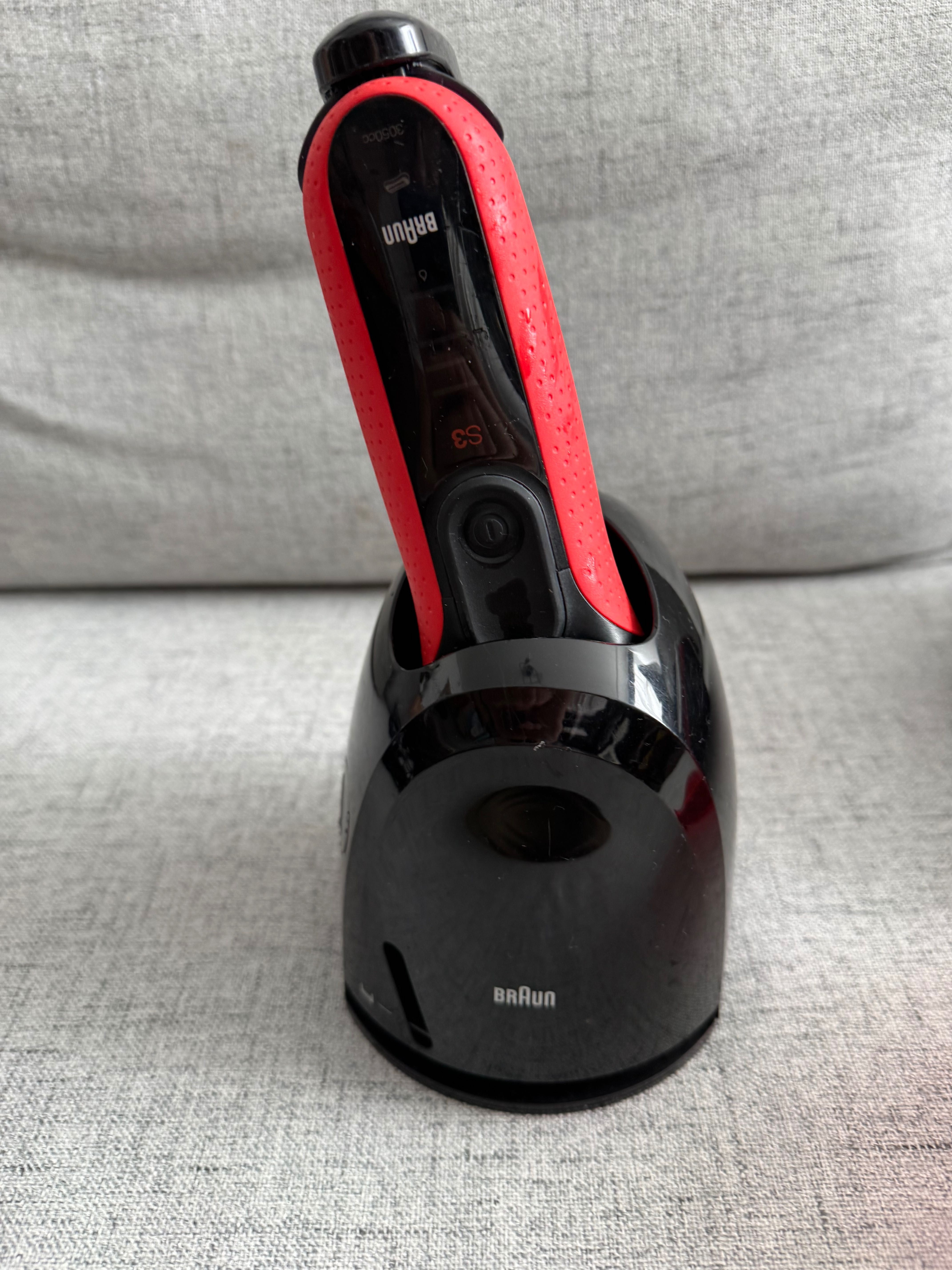 Golarka Braun Series 3 3050cc z bazą czyszczącą i ładującą