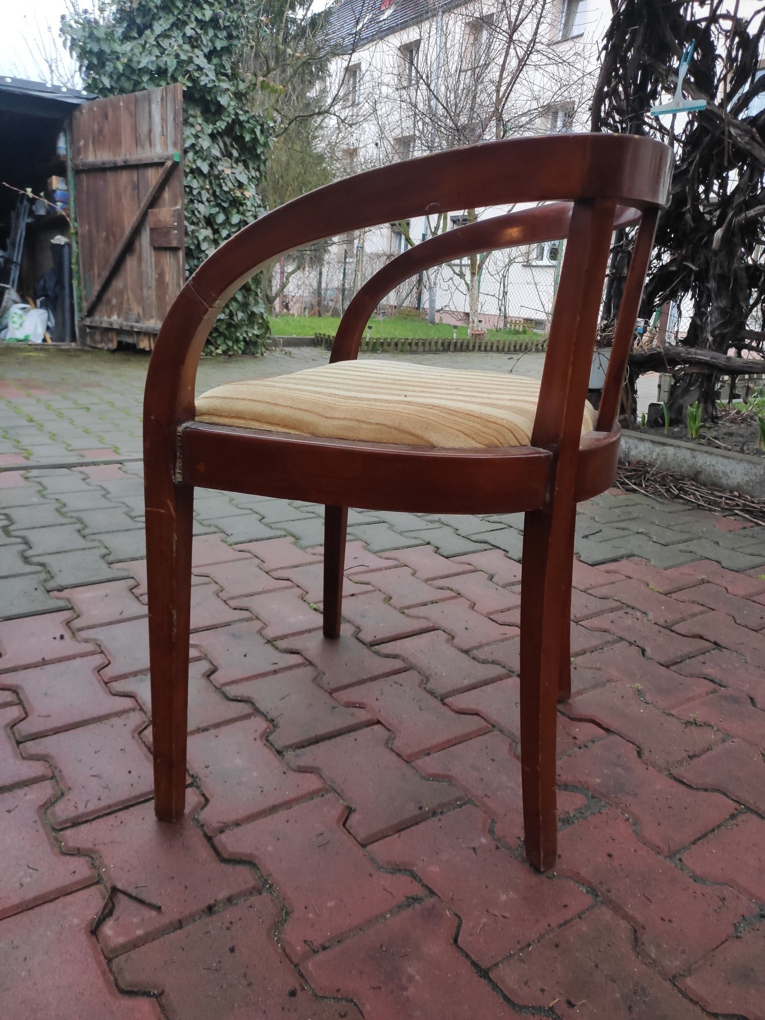 Piękne krzesło w starym stylu