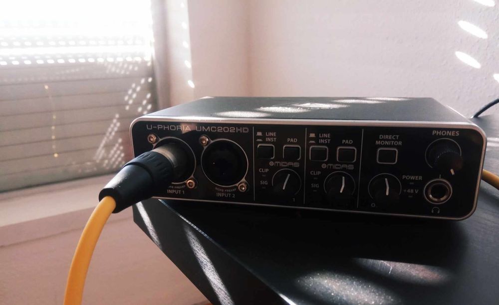 (NOVA) Behringer U-Phoria Um202HD + XLR + Behringer XM8500