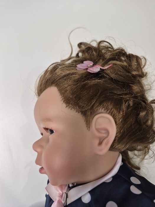 Realistyczna lalka bobas z niebieskimi oczami