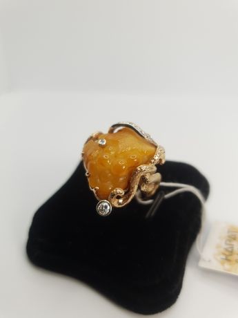 Золотое кольцо с янтарем и бриллиантами