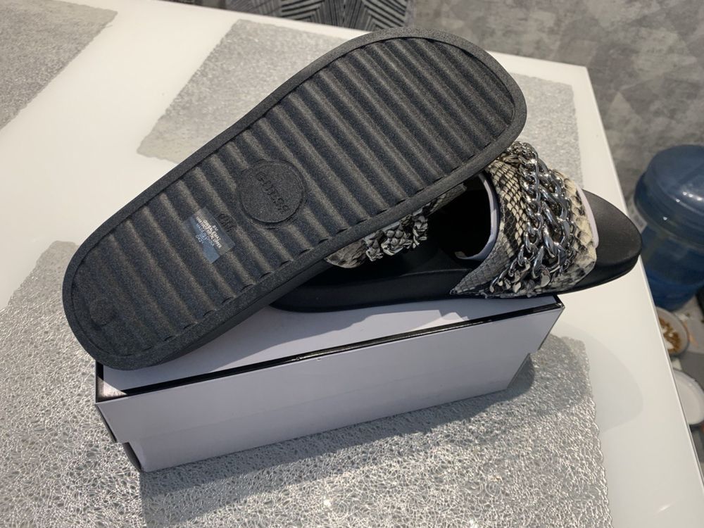 Шльопанці жіночі Guess