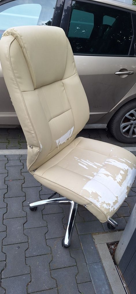 Fotel obrotowy, bez podłokietników.