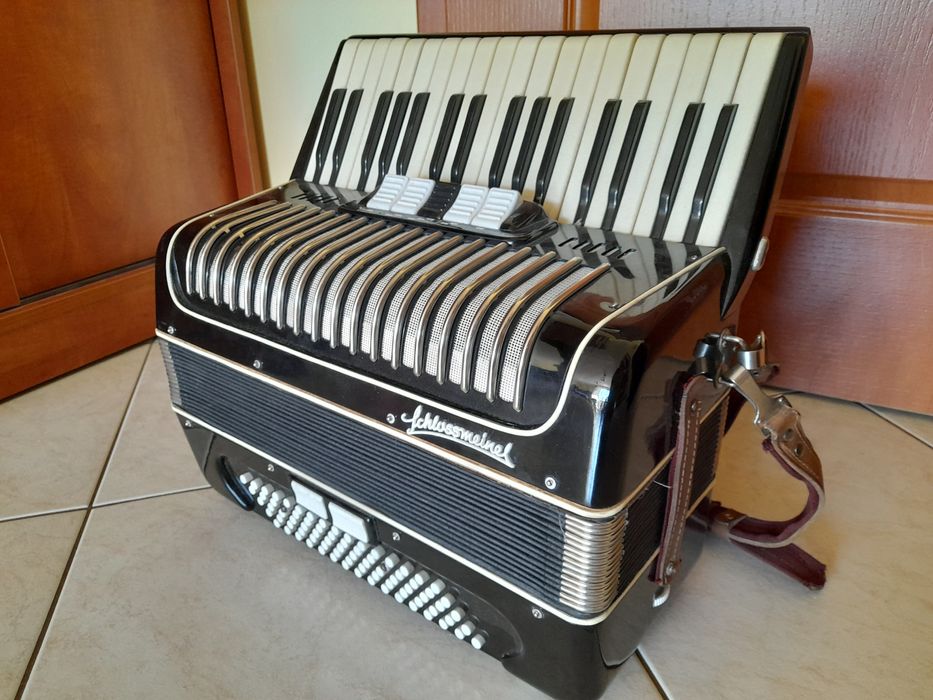 Akordeon 80 basowy z walizką