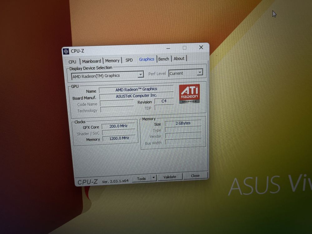 Asus VivoBook 17.3" FHD 8/256 Ryzen 3  2 GB Video !