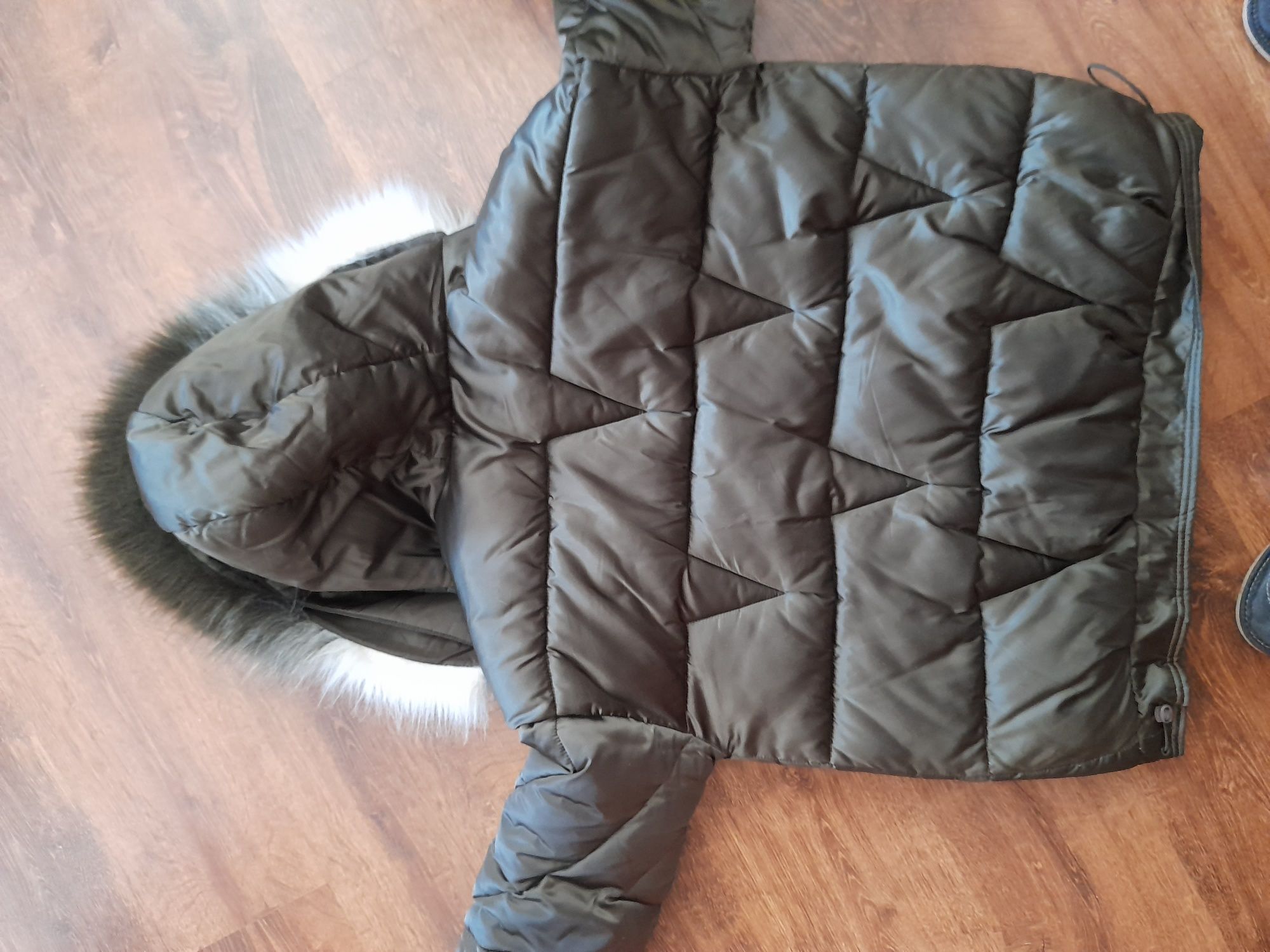 Ciemnozielona damska kurtka zimowa z syntetycznym ociepleniem