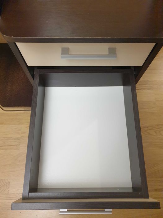 Темний стіл з ламінованої дсп