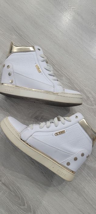 Butki na koturnie Guess 38