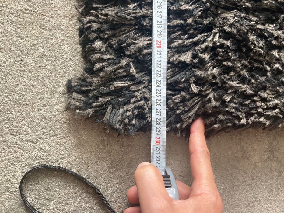 Tapete de pêlo cinza e branco