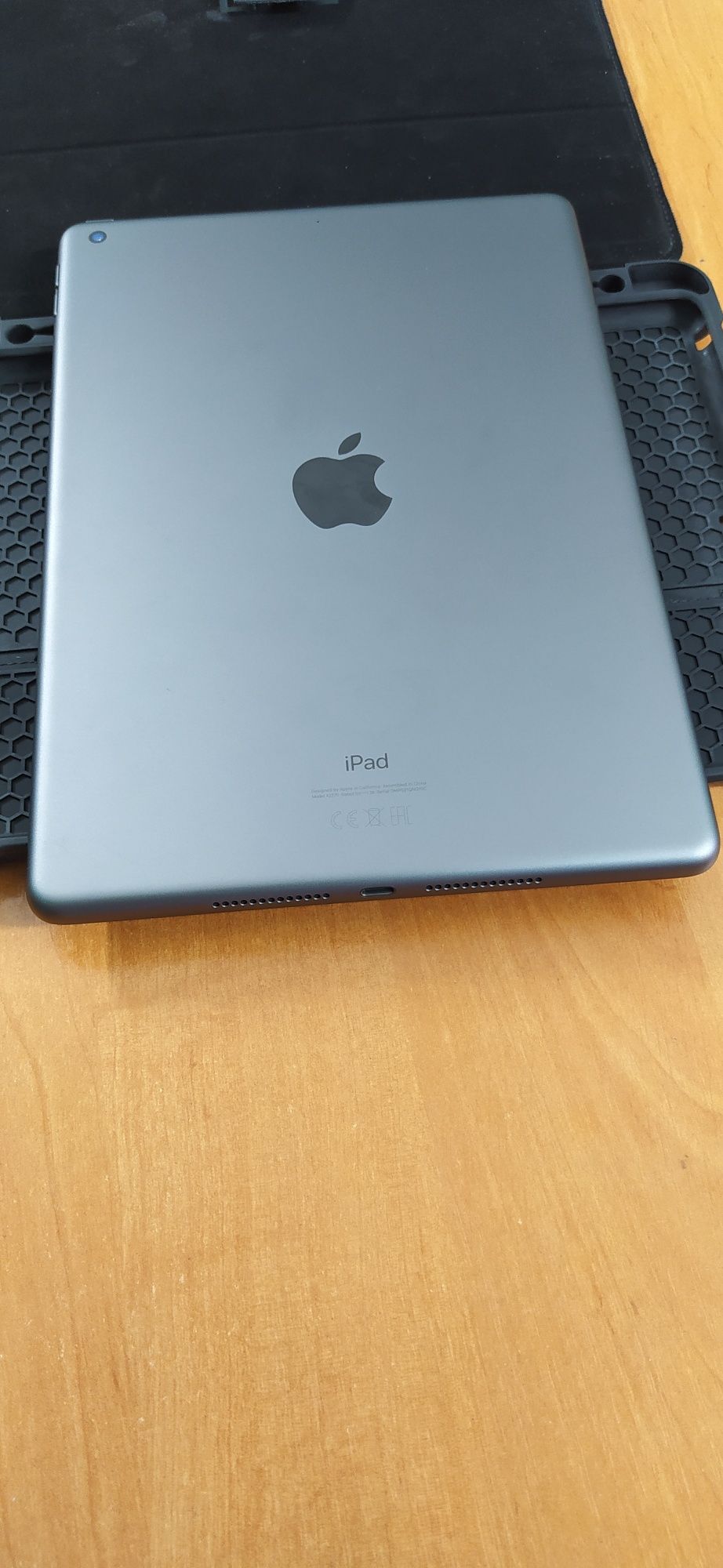 Apple Ipad 8 32GB WiFi+ чехол/spase gray