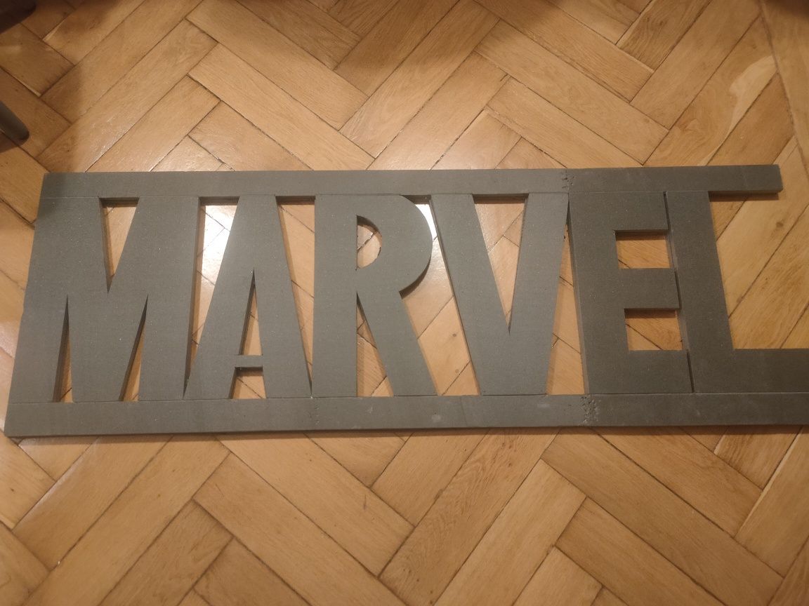 Marvel napis na ścianę