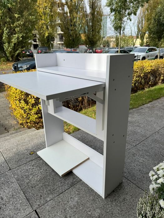 Białe małe składane biurko