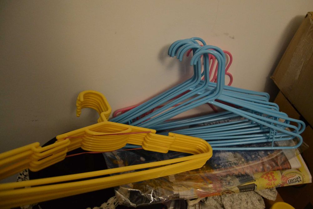 Plastikowe wieszaki na ubrania rozmiar dla dorosłych:) - 30 sztuk
