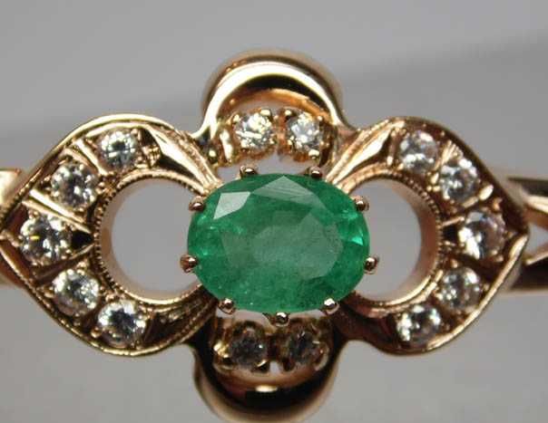 Złota broszka naturalny szmaragd i cyrkonie.