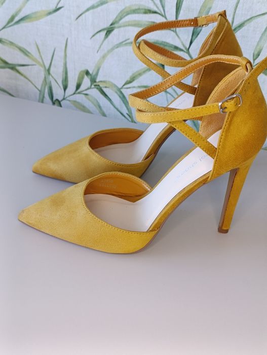 Musztardowe szpilki Born2be