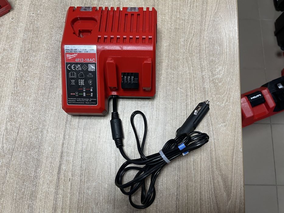 Milwaukee M12-18AC / автомобільний зарядний пристрій Мілвокі