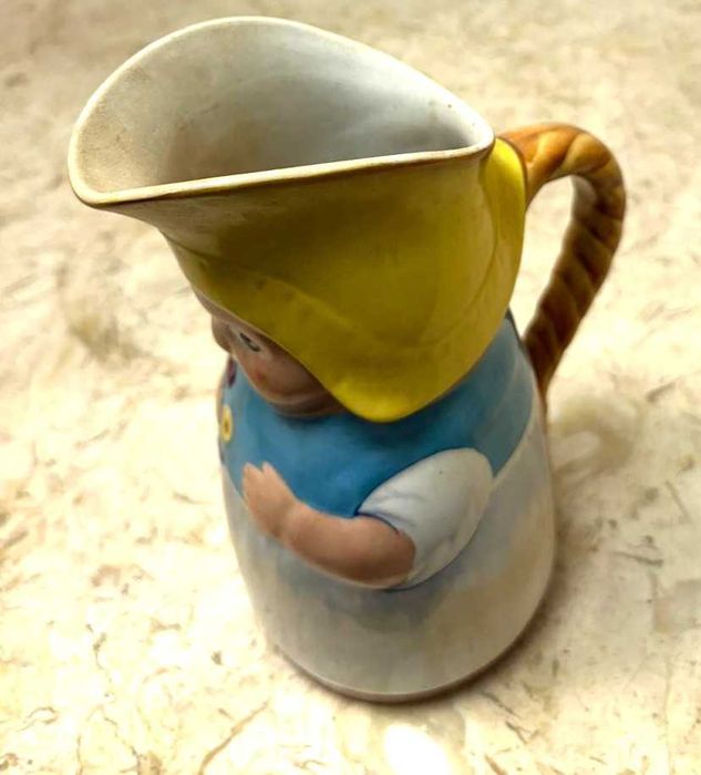 Jarro antropomórfico, formato boneca Holandesa, ano de fabrico 1945